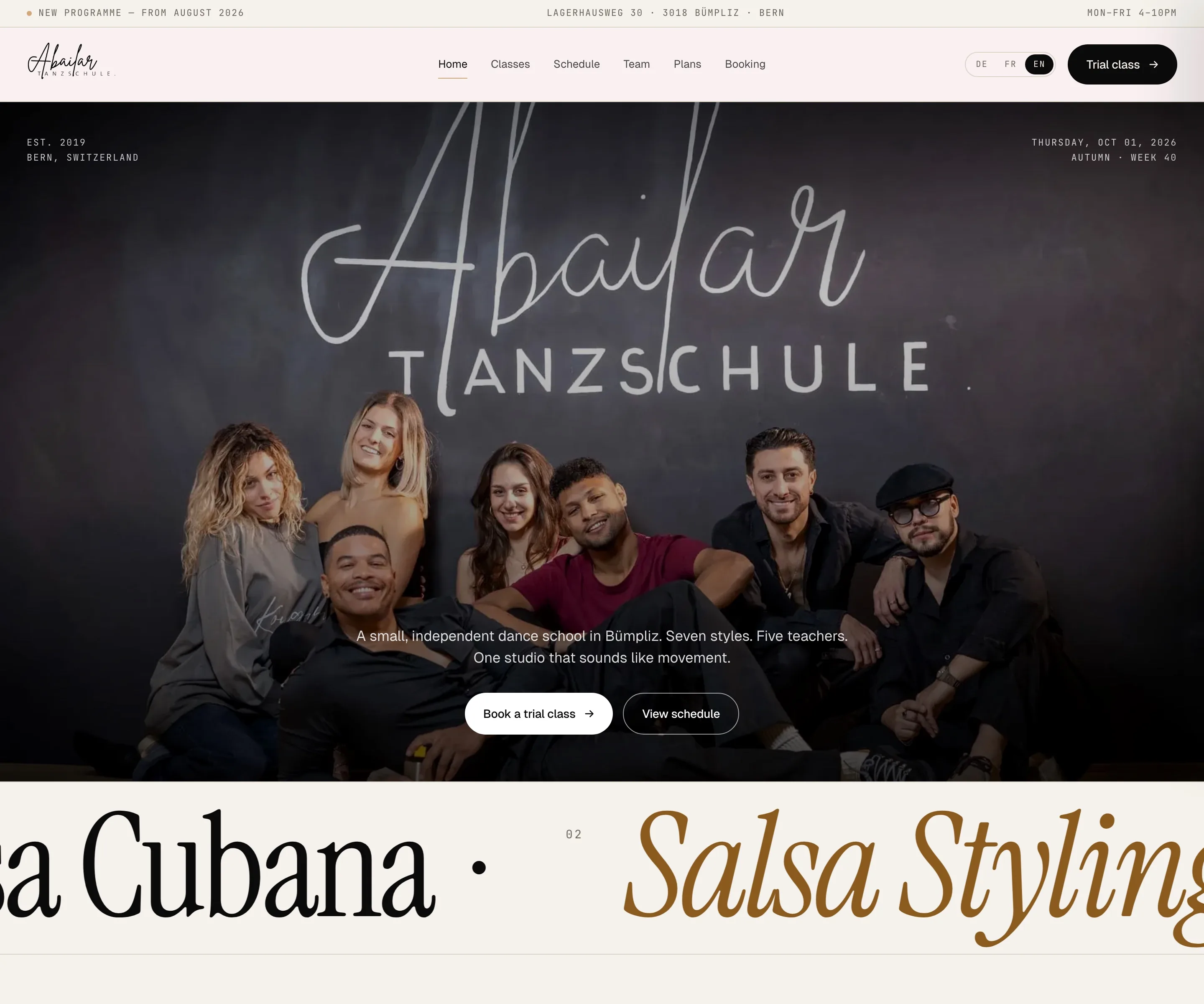 Abailar home page on desktop: the team under the Abailar Tanzschule logo, a trial-class button, and a ticker of dance styles