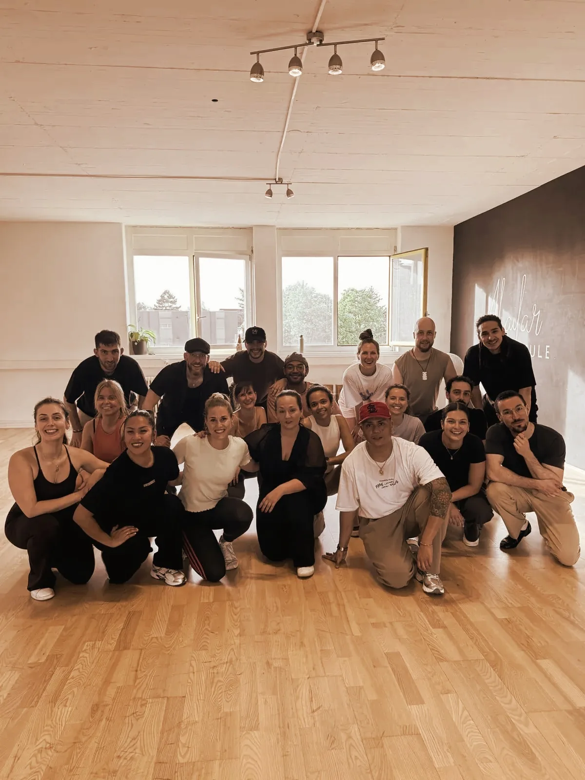 The dancers who stayed until the last workshop, posing together